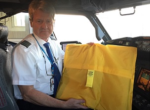 Un piloto con una de las bolsas de mitigación de incendios de batería de litio AvSax ahora a bordo de 16,750 aviones en todo el mundo