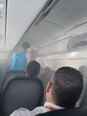 Smoke filling the passenger cabin on the Spirit Airlines flight to Orlando after a lithium battery fire in an overhead locker. Photo by Joseph Fleck @nottashow